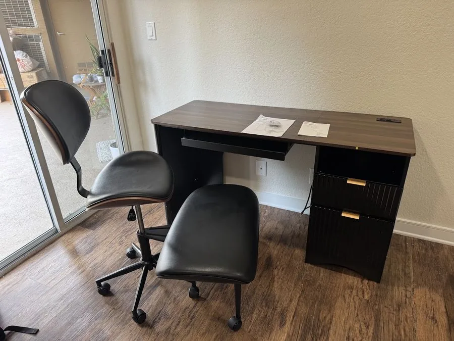 Desk & office chairs